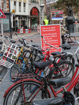 851108 Gezicht op de noordzijde van de Neude te Utrecht, waar inmiddels weer lukraak fietsen geplaatst worden, nadat de ...